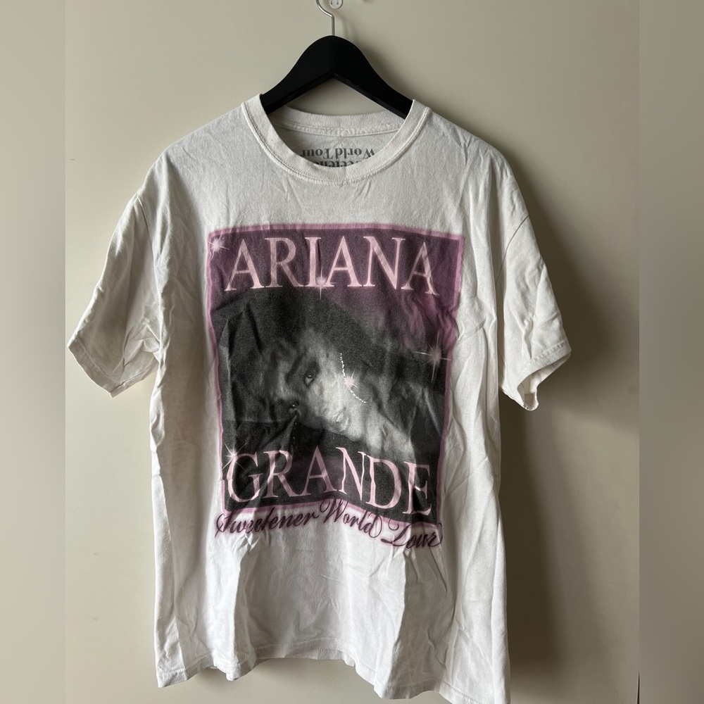 ARIANA GRANDE official sweetener tour t-shirt